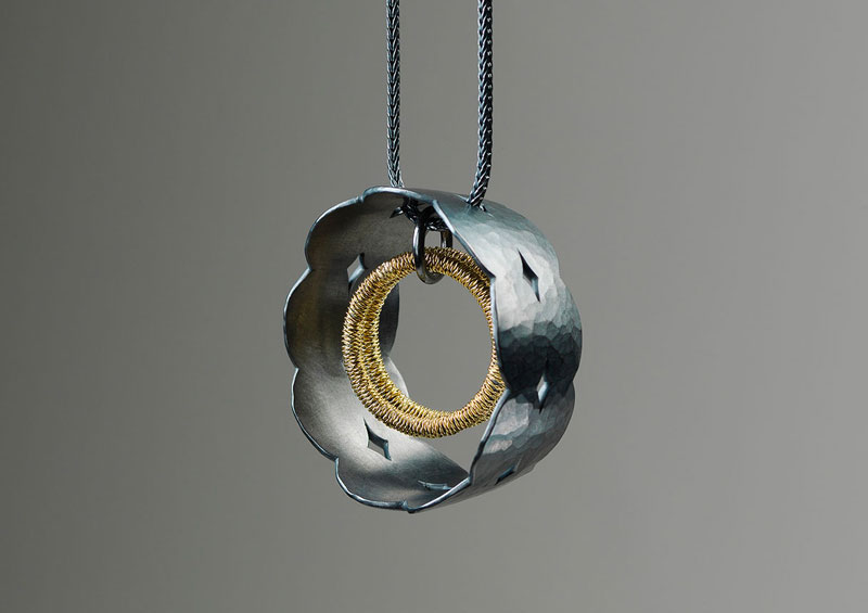Shima V, Pendant
