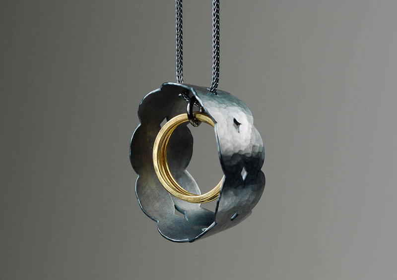 Shima IV, Pendant